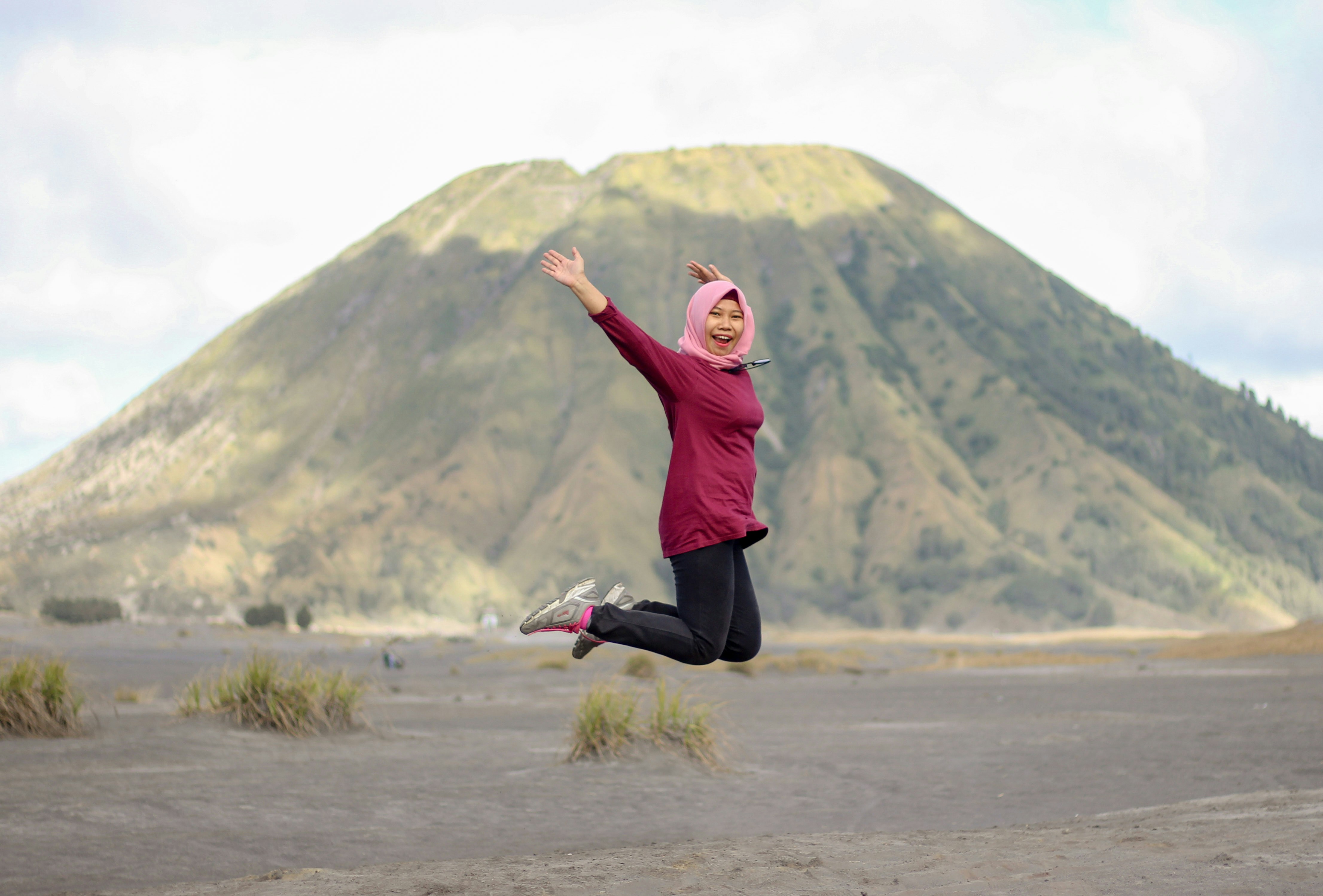 wanita melompat