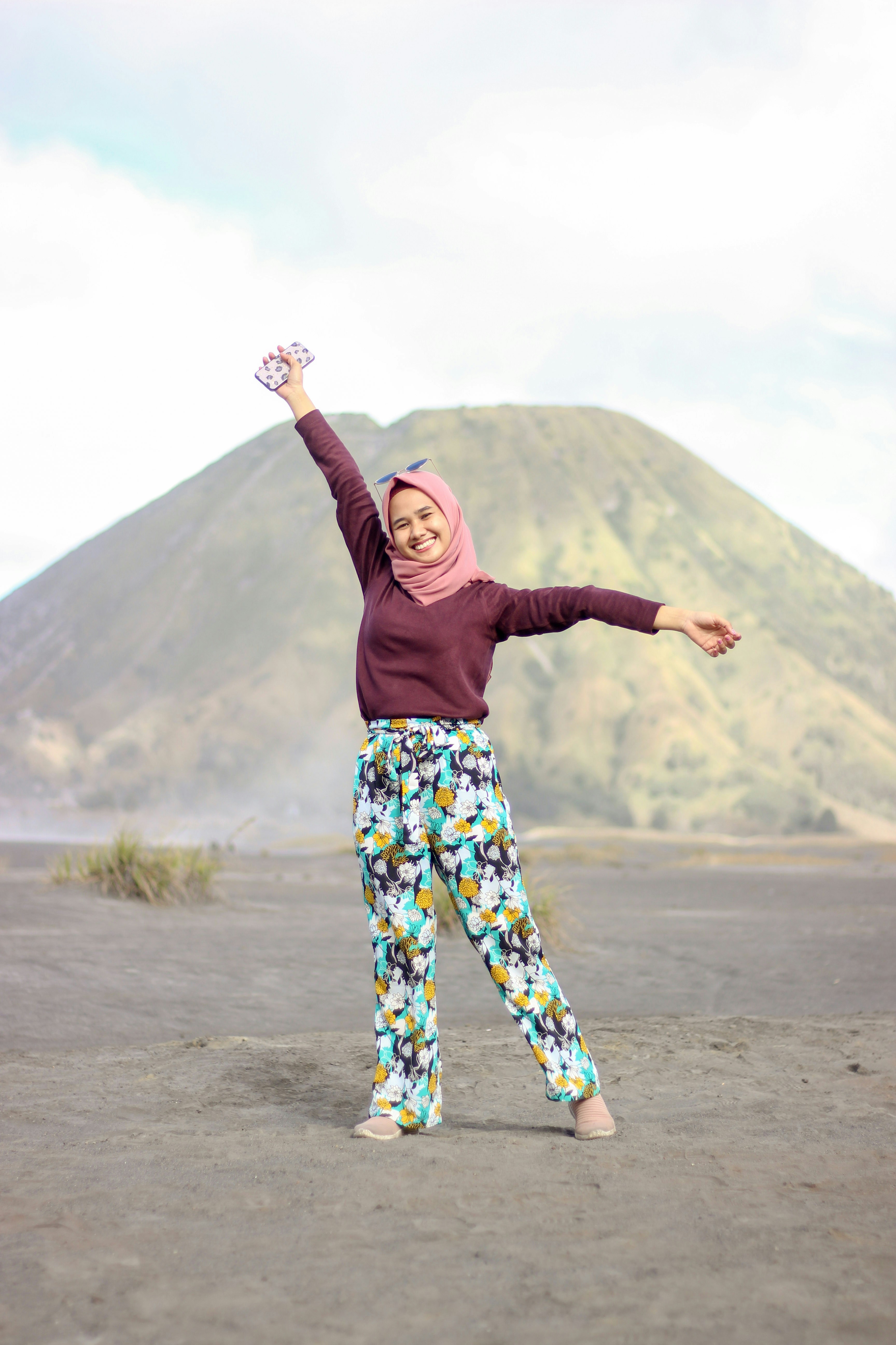 wanita mengangkat tangannya