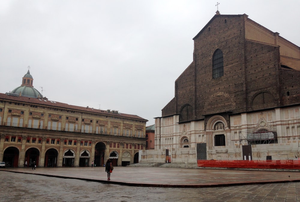 Edificios de hormigón marrón y blanco durante el día