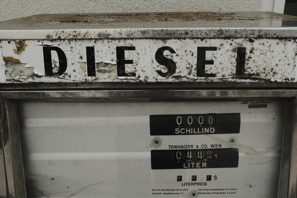 Una máquina sucia con un letrero que dice diesel