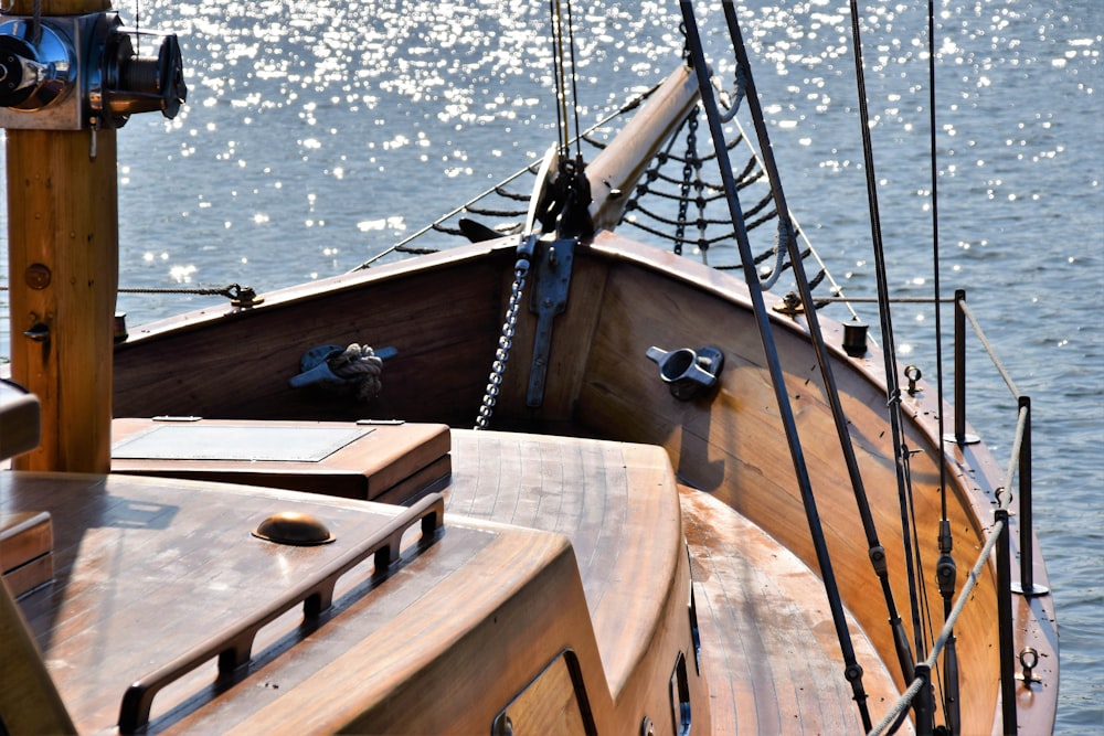 Bateau en bois brun naviguant pendant la journée