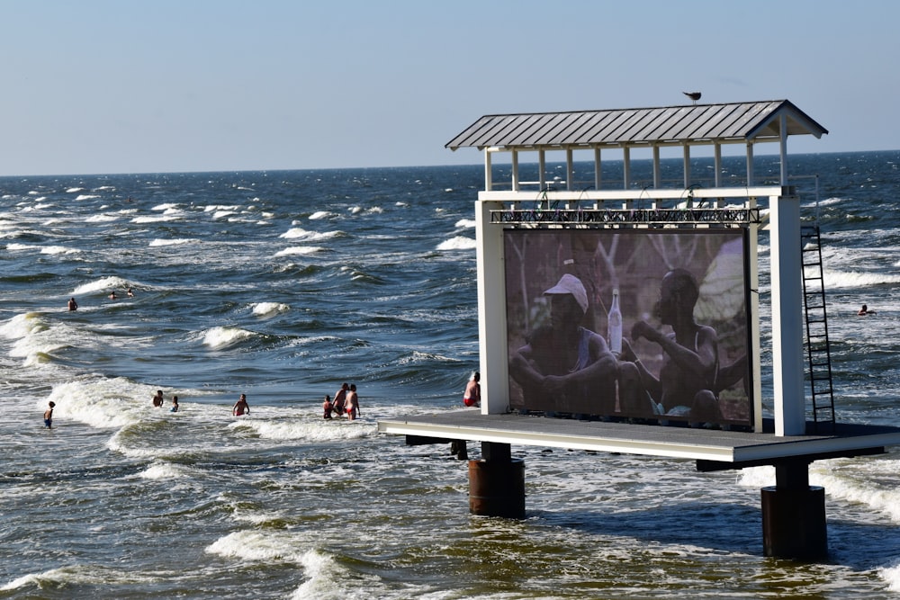 Una valla publicitaria en un muelle en medio del océano