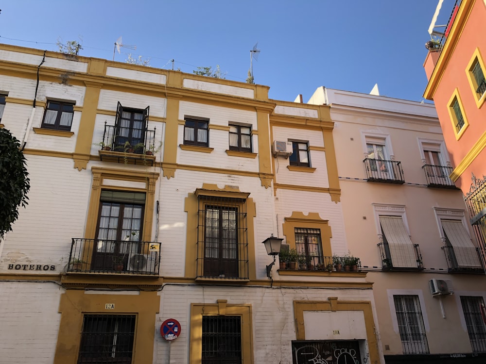 Edificio blanco y marrón