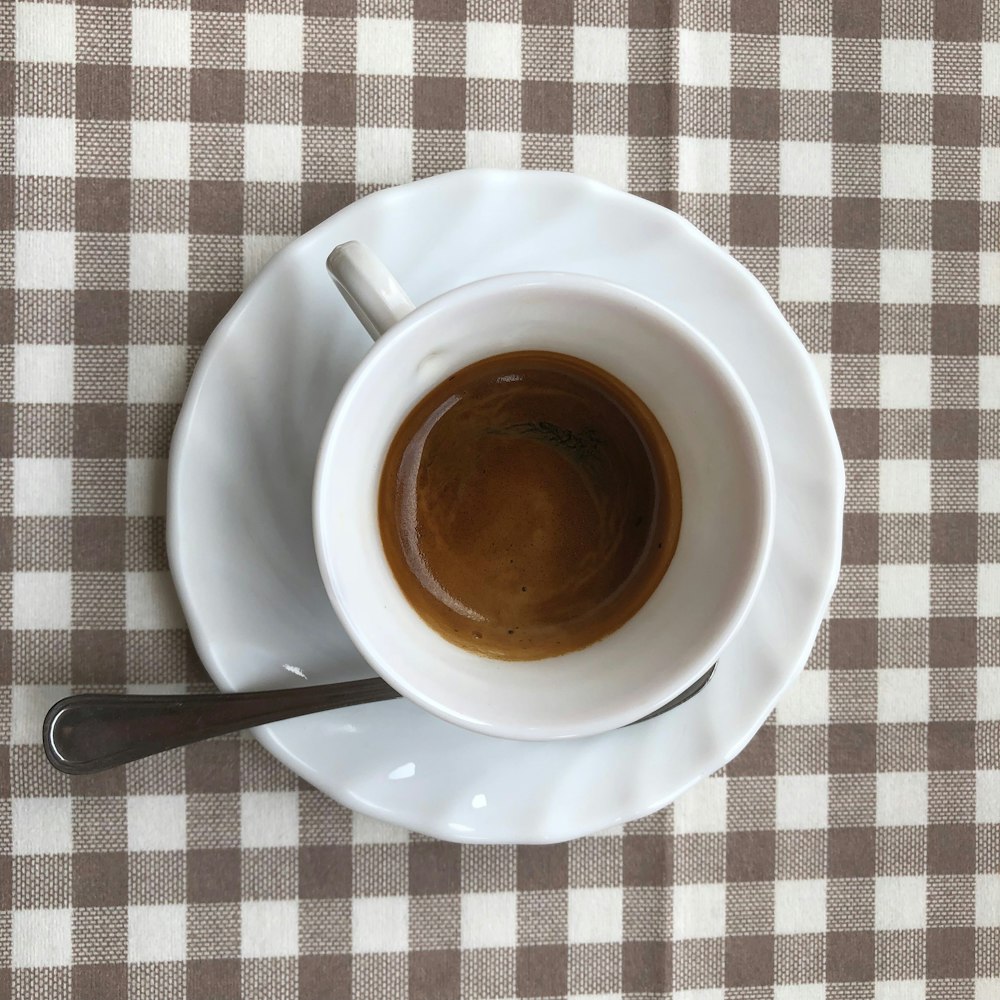 taza de café en platillo