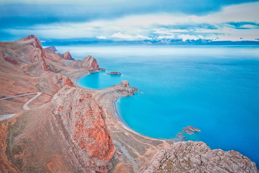 mar azul de la vista de la montaña bajo cielos azules y blancos