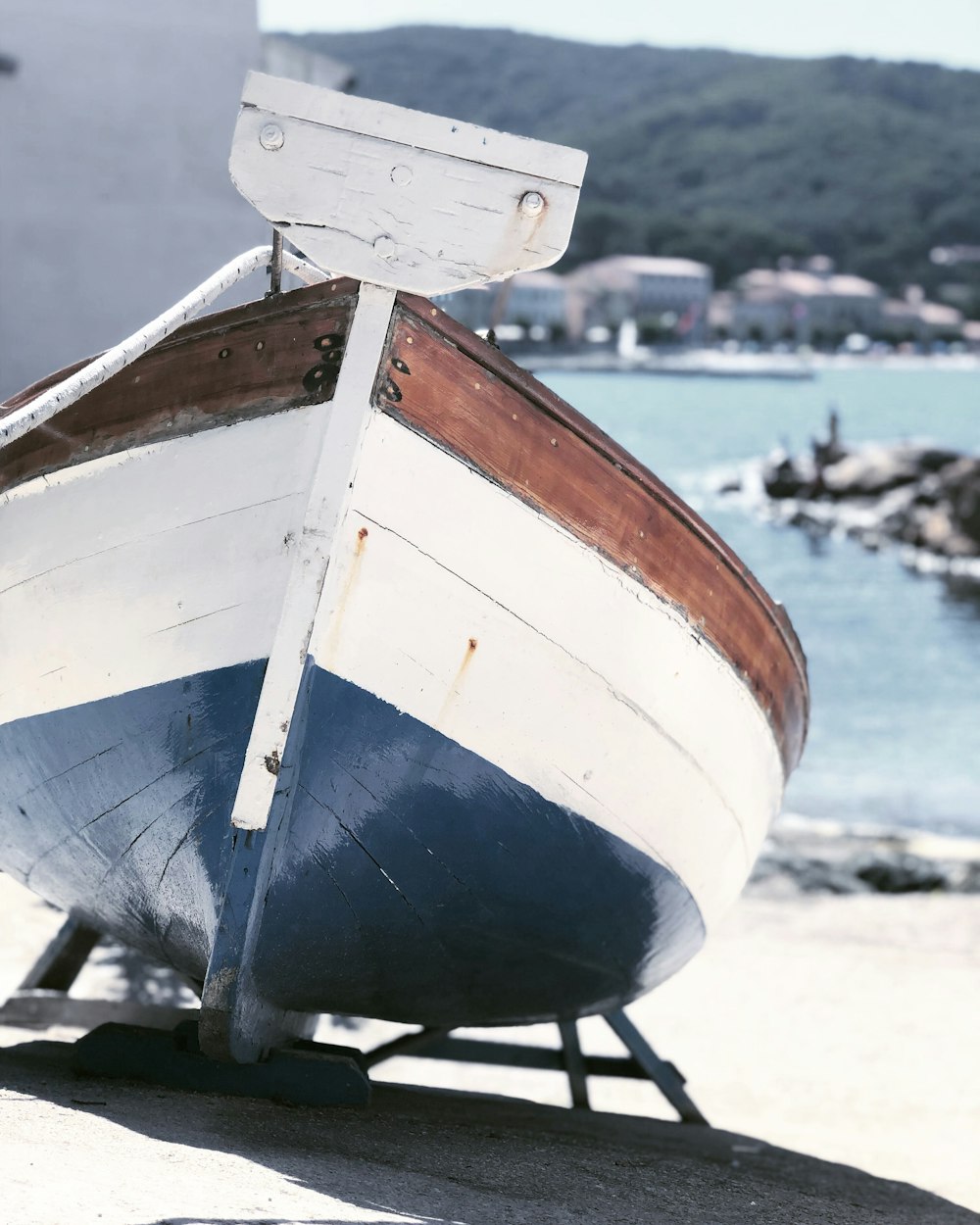 white and blue canoe close-up photography