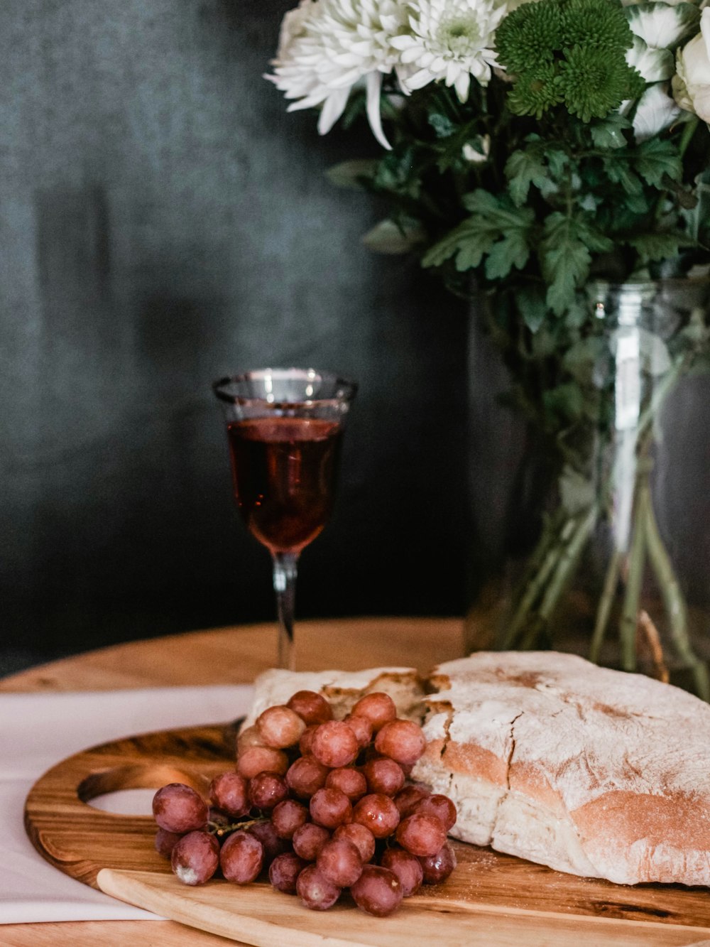uvas roxas ao lado do pão