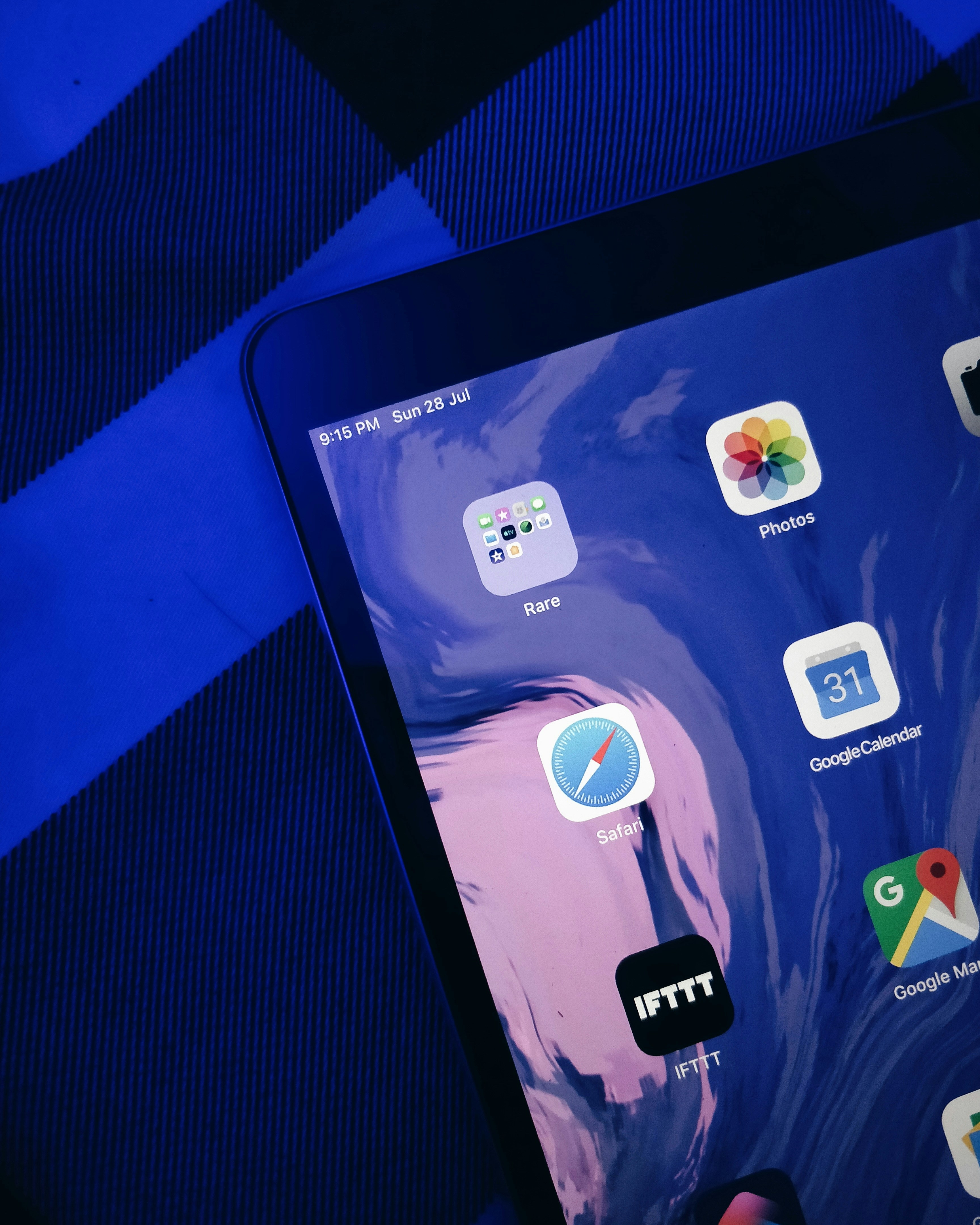 Black iPad closeup photography photo Free Blue Image on Unsplash