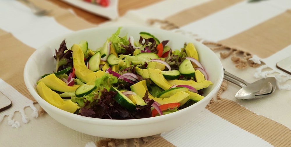 Verduras en rodajas en bolw de cerámica