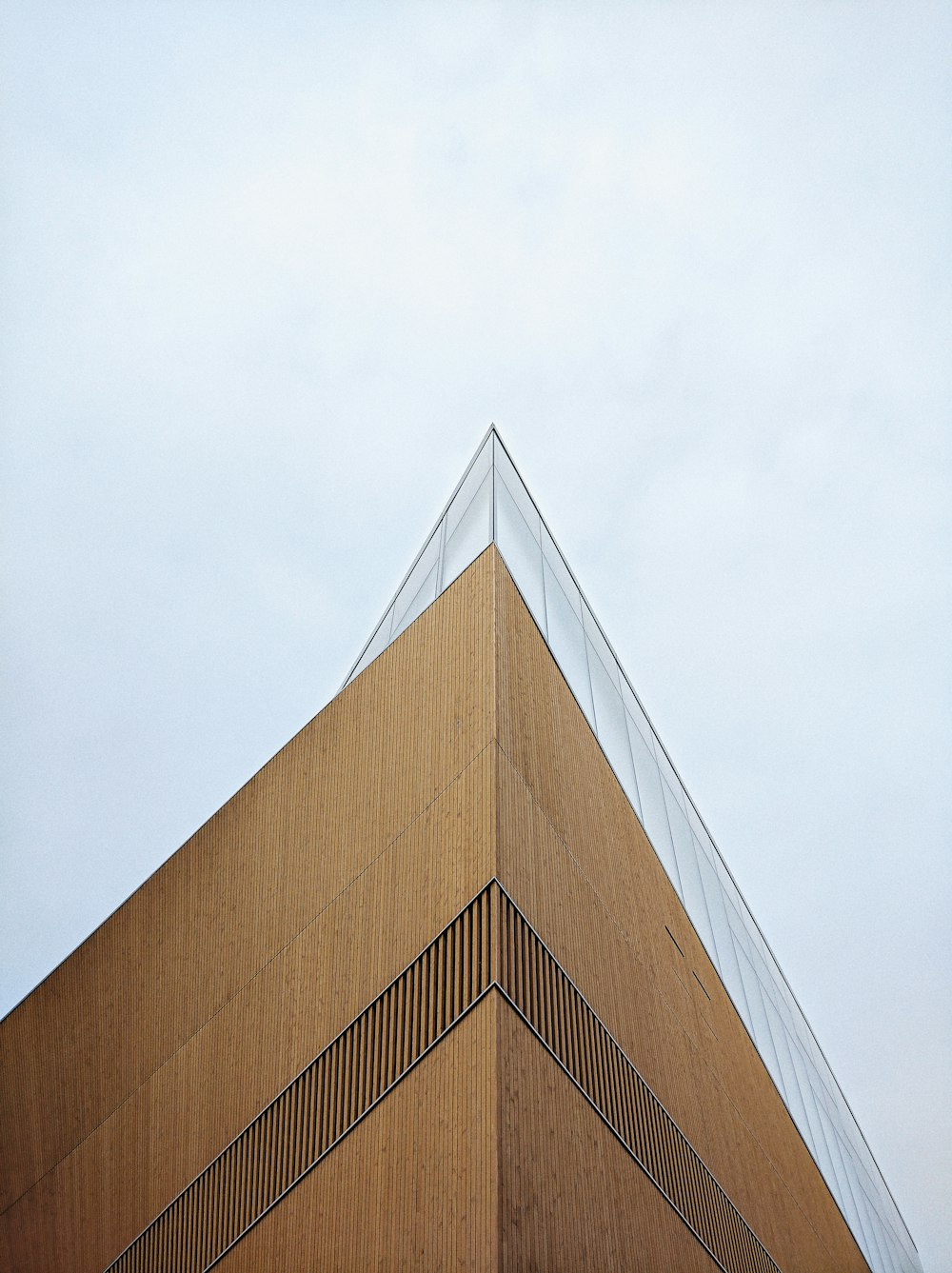 Foto von der Spitze des Gebäudes aus einem niedrigen Winkel