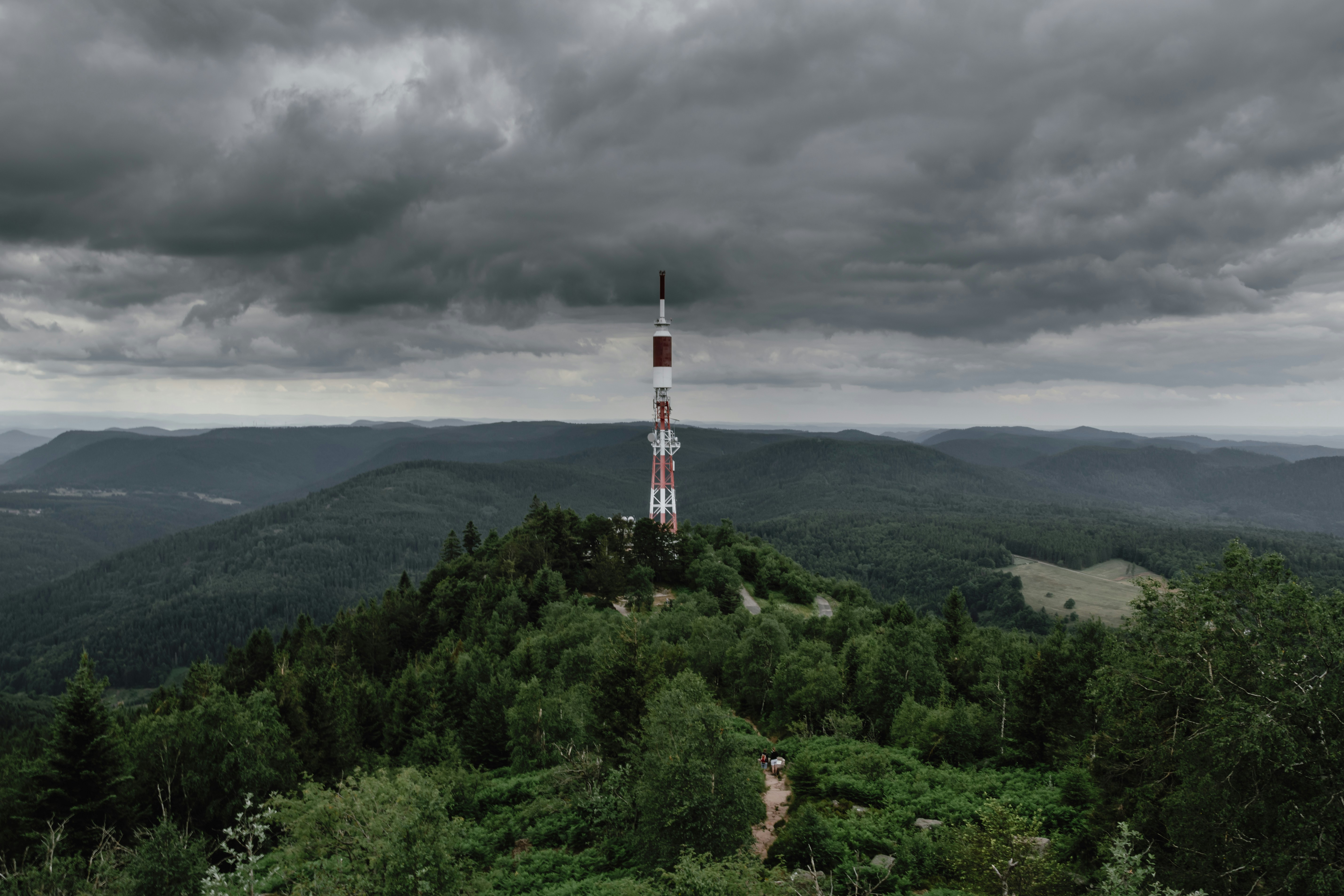 How Overcast Skies Affect Our Minds: Unveiling the Cloudy Day Blues 🌧️🧠