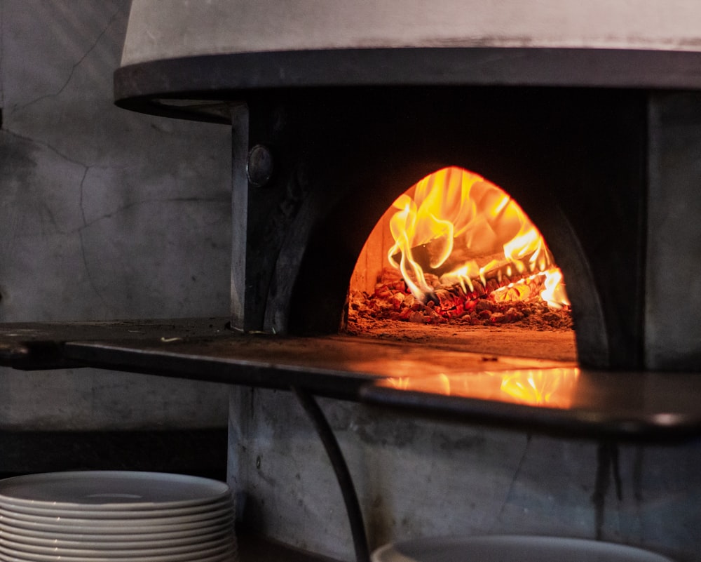 un four à pizza avec une pizza à l’intérieur