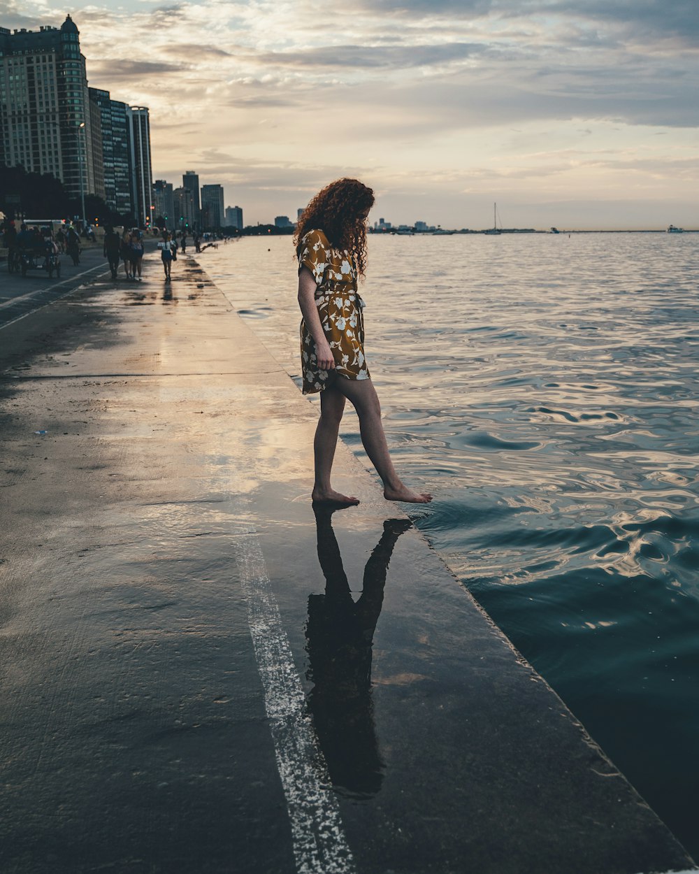 mulher em pé perto do corpo da água