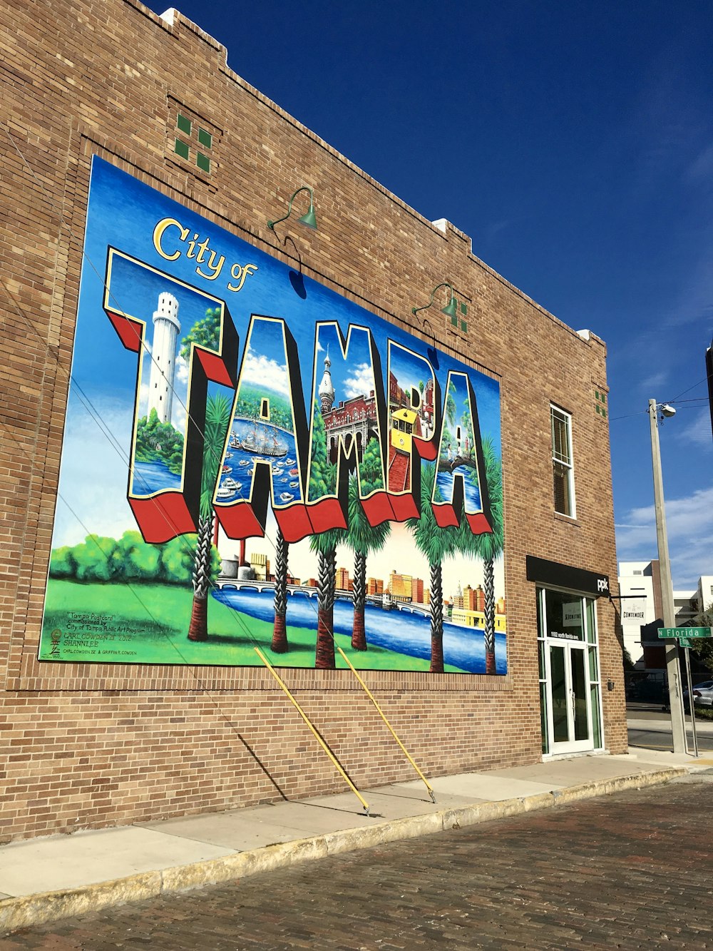 Un gran mural en el costado de un edificio