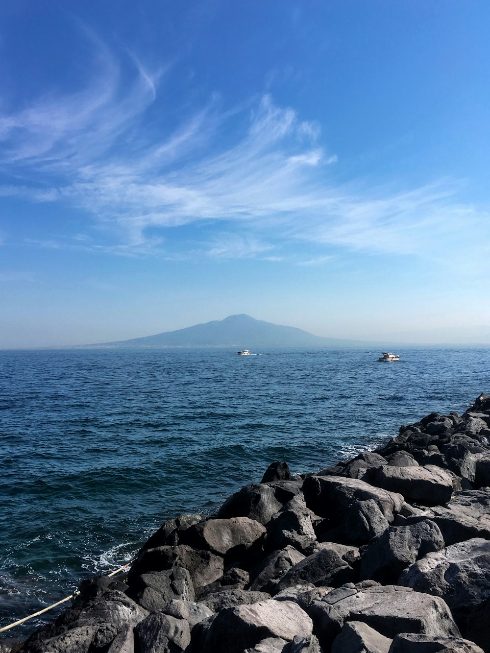 rocas en la orilla