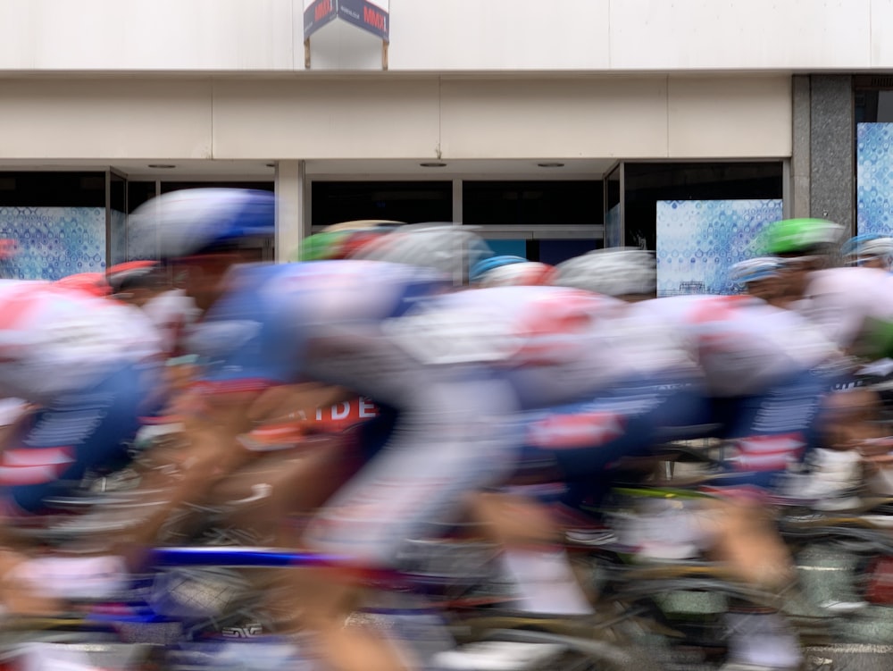 Menschen, die Fahrrad fahren