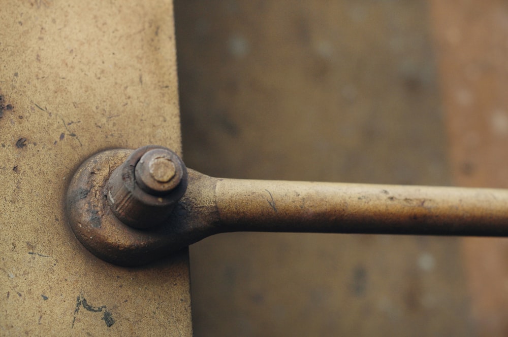 ein verrosteter Metallgriff an einer Tür