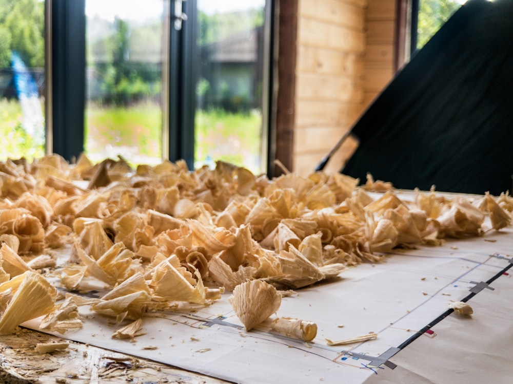 une table avec beaucoup de papier froissé dessus