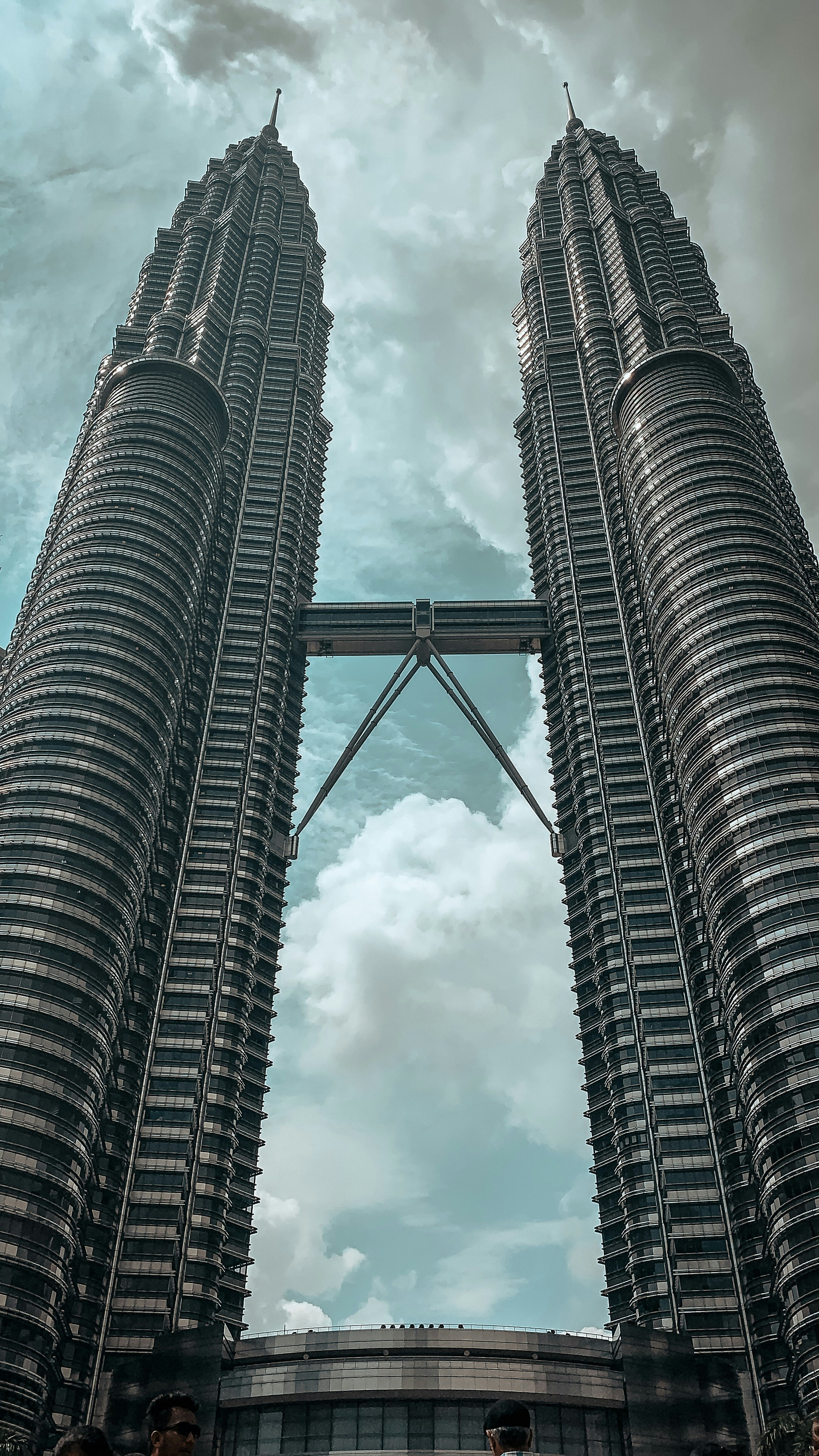 昼間の灰色のコンクリート ツイン タワーの写真 Unsplashで見つける建物の無料写真