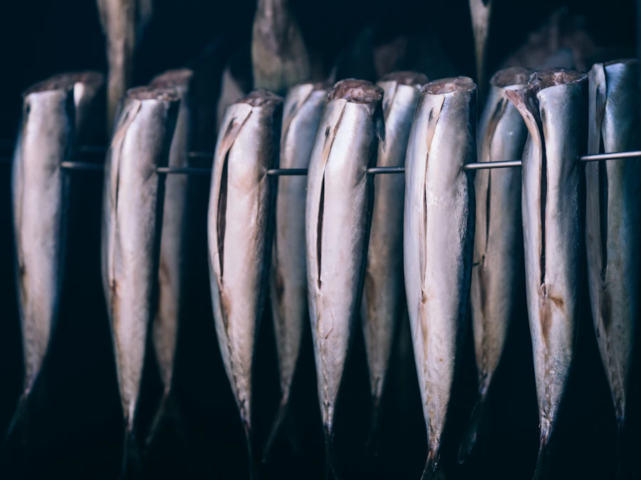 Fische hängen an Stangen zum Räuchern