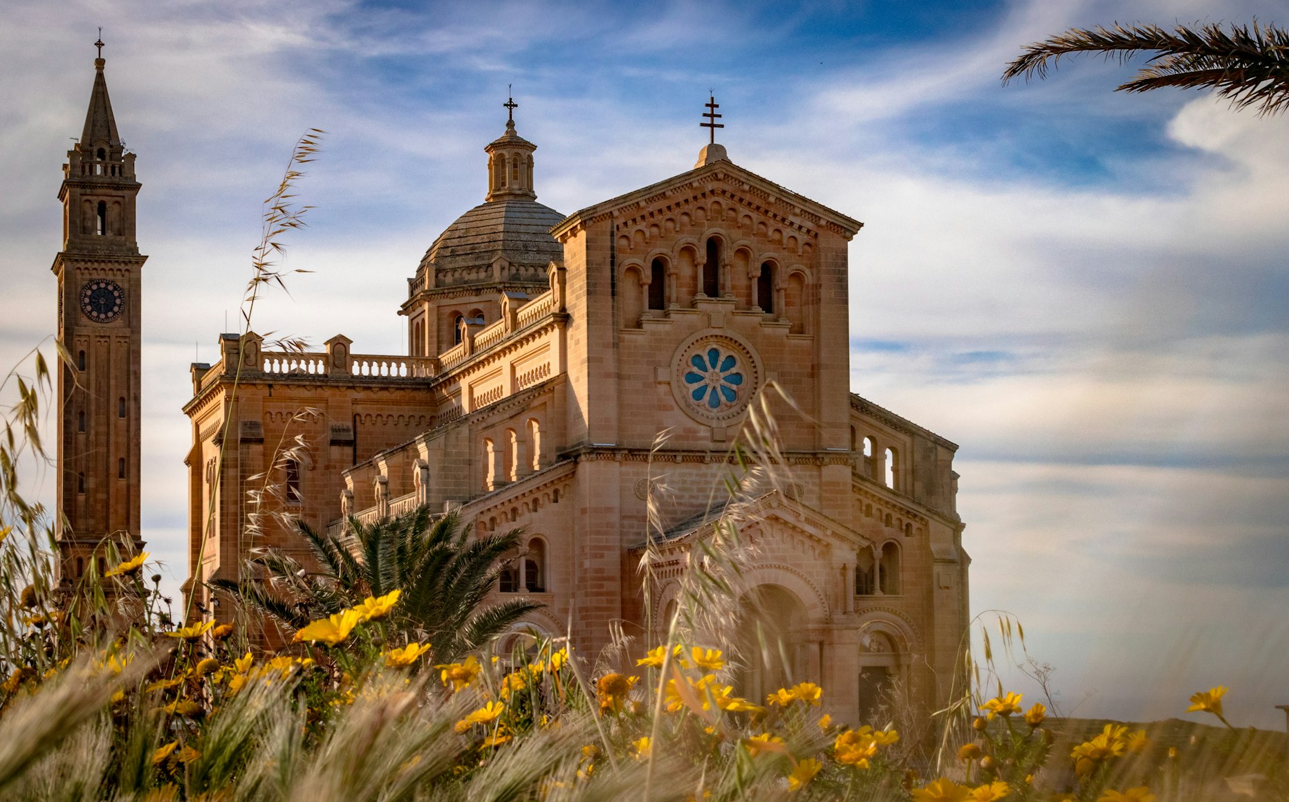 Una chiesa in pietra vista al tramonto