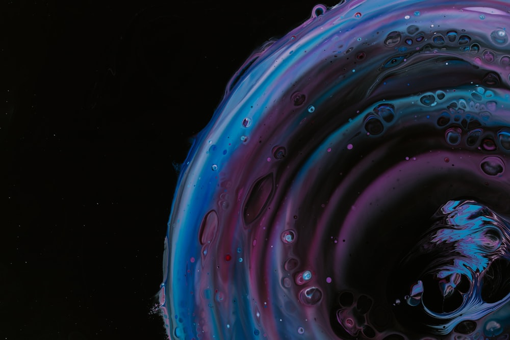 illustration de l’eau violette et bleue
