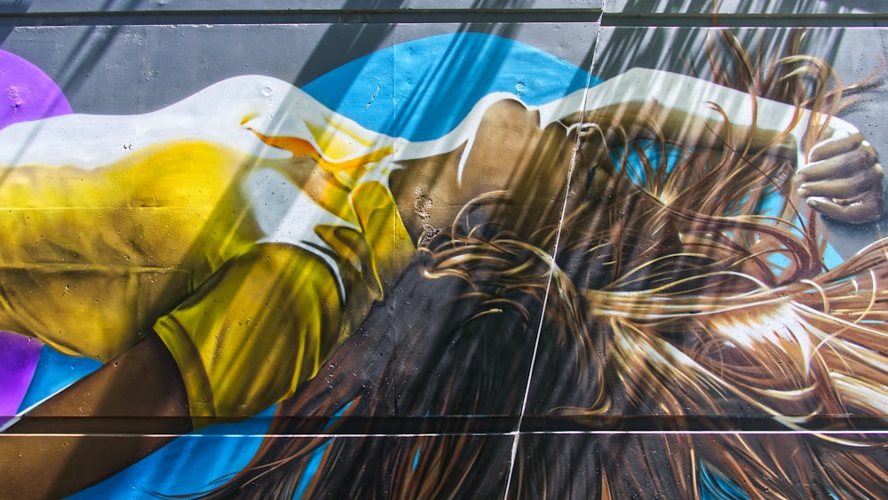 donna in polo gialla graffitit