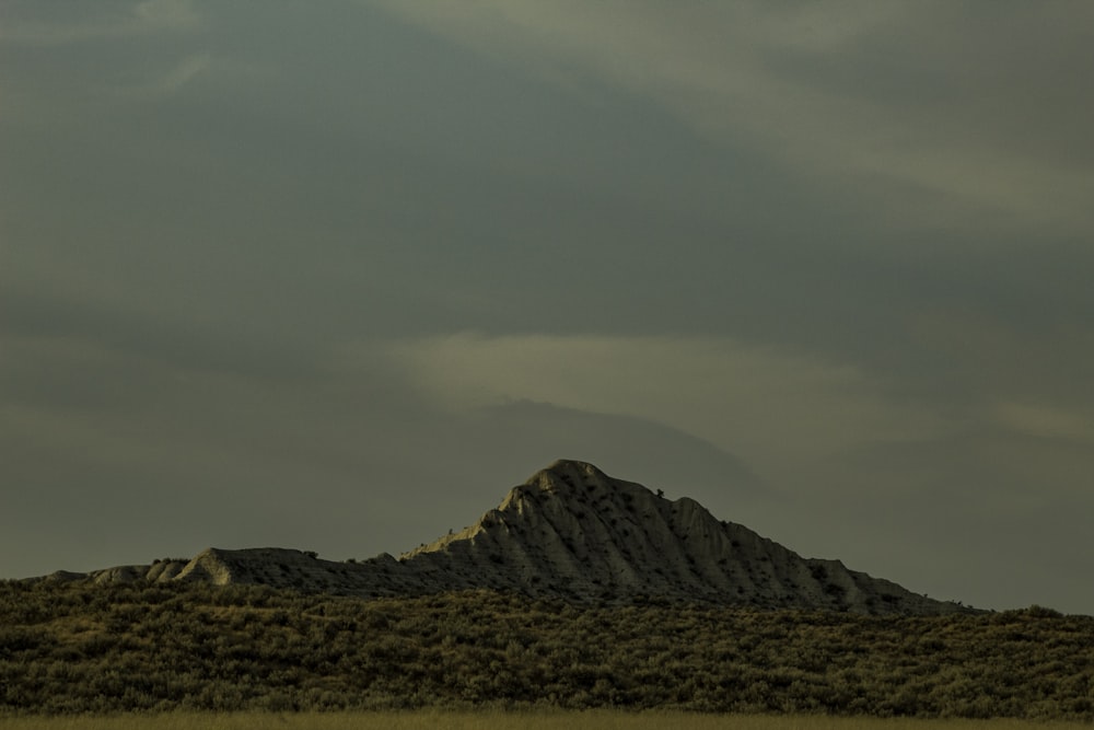 montanha sob o céu de whiet