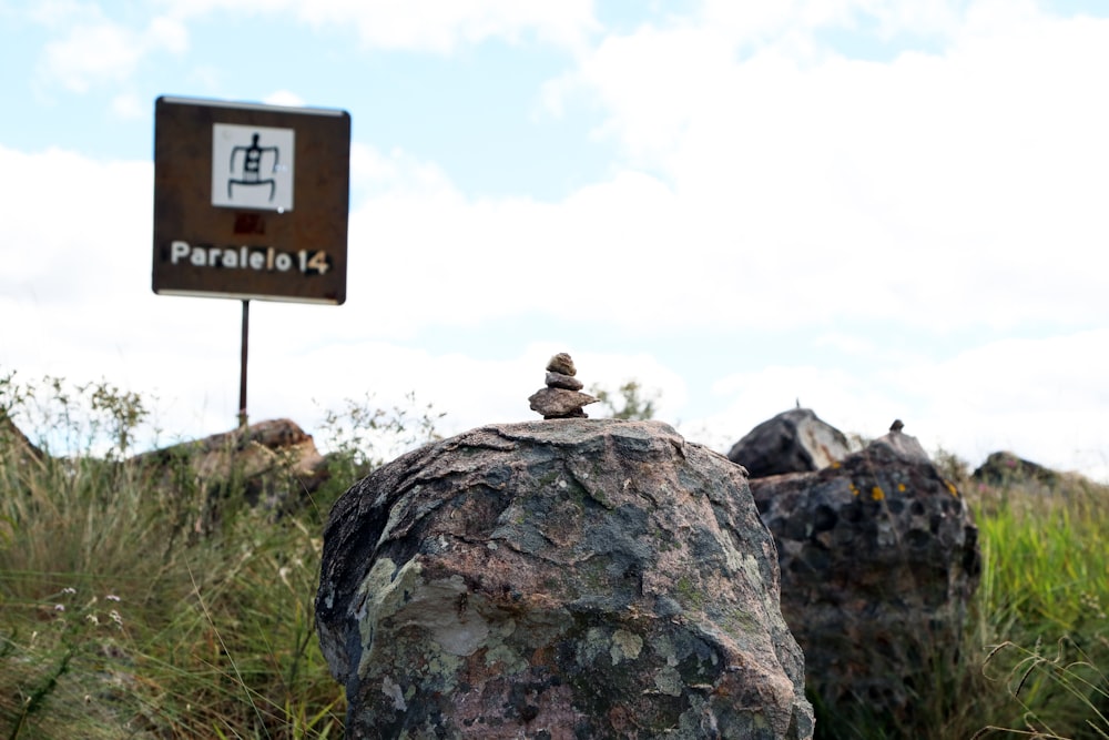 Beschilderung in der Nähe von Felsen bei Tag