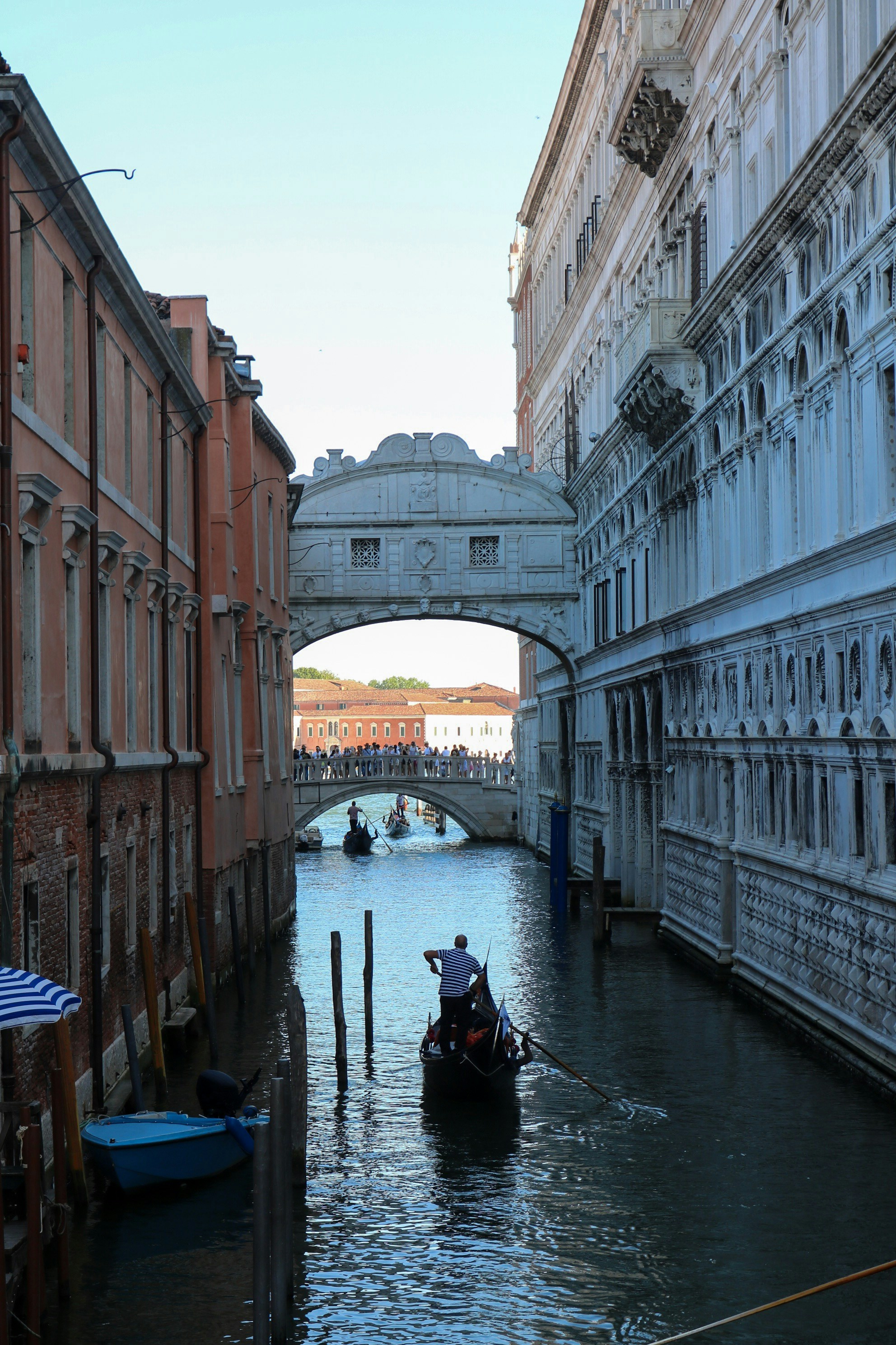 persona che va in gondola in città