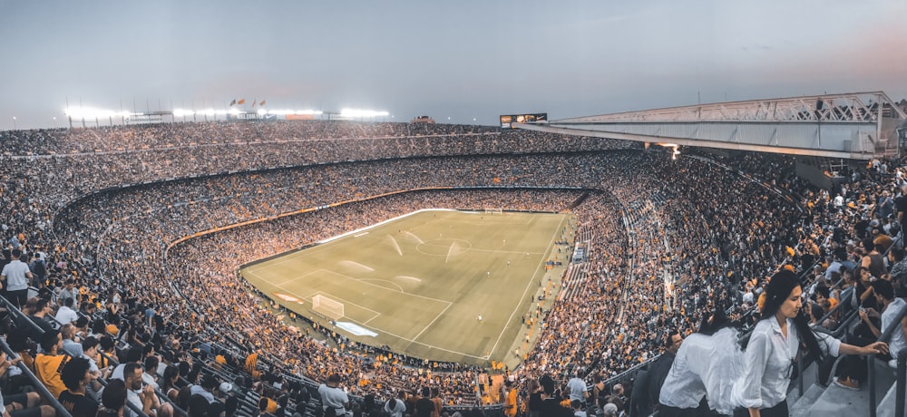 Photographie de personnes près du stade pendant la journée