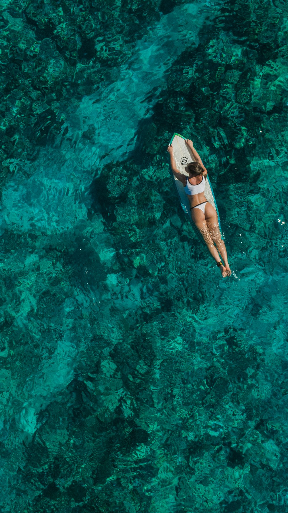 femme portant un haut blanc et une culotte sur le plan d’eau