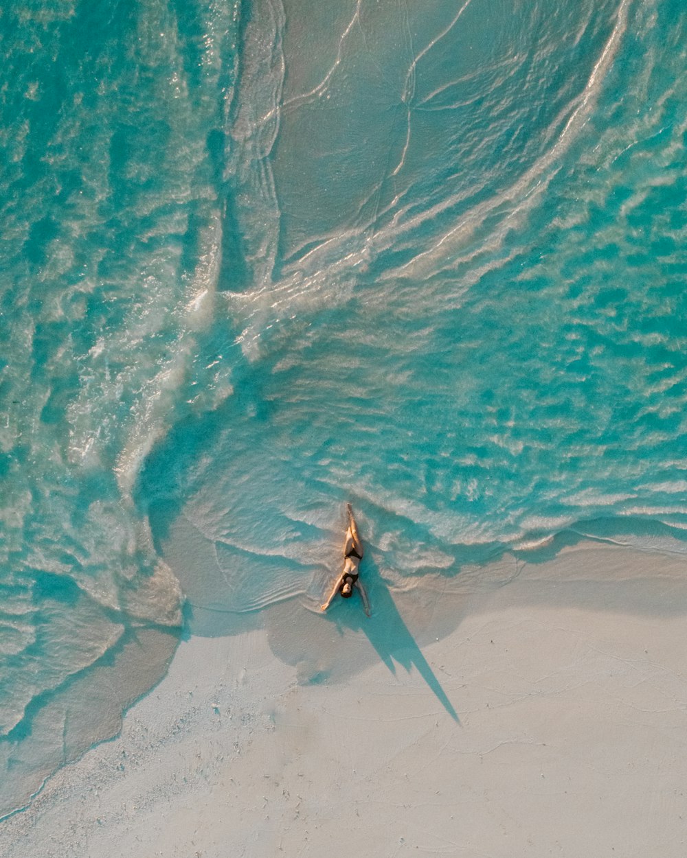 Photo aérienne du bord de mer pendant la journée