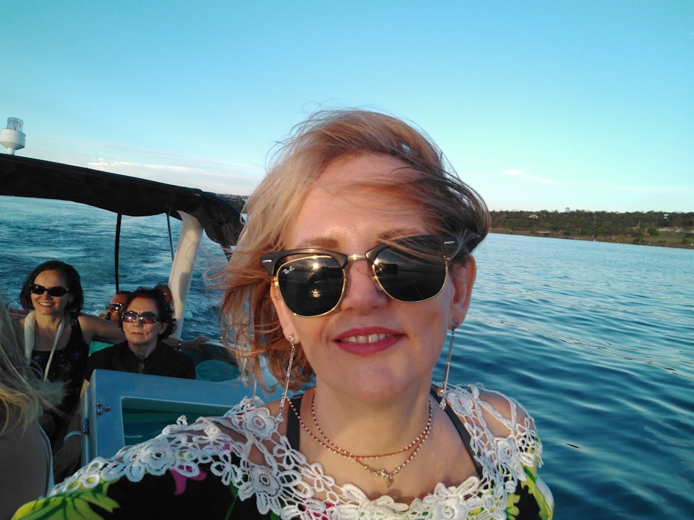 Mujer con gafas de sol en la fotografía de enfoque