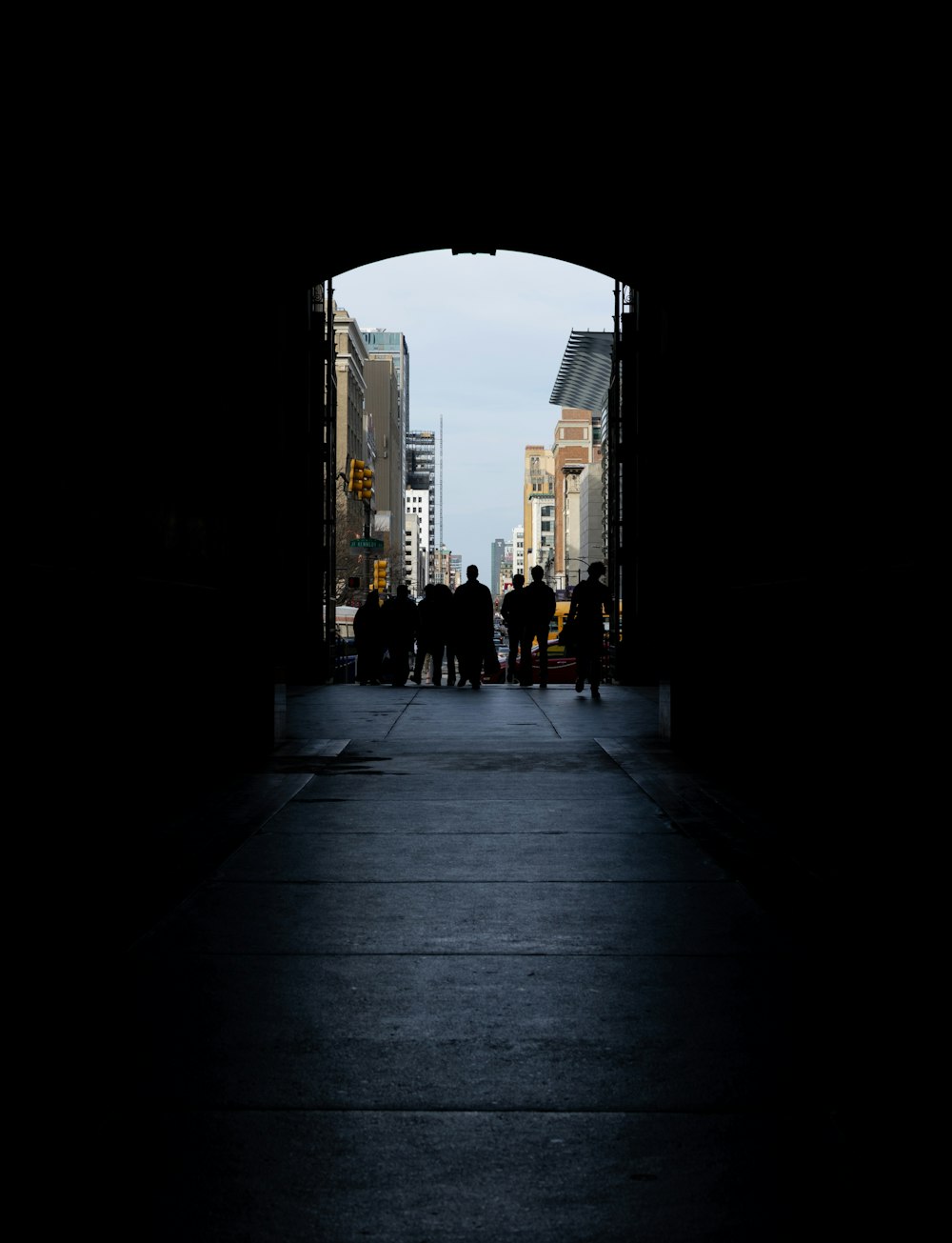 Silhouette von Menschen, die im Tunnel gehen