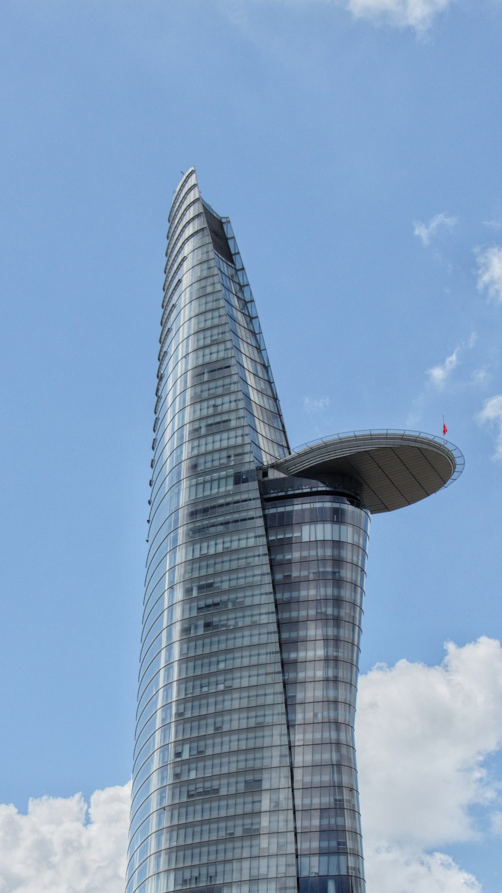 Foto de ángulo bajo de edificios durante el día