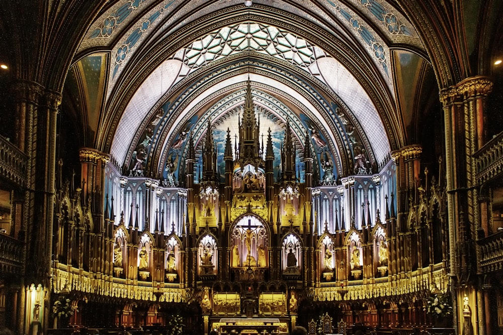 Una grande cattedrale con un soffitto molto alto