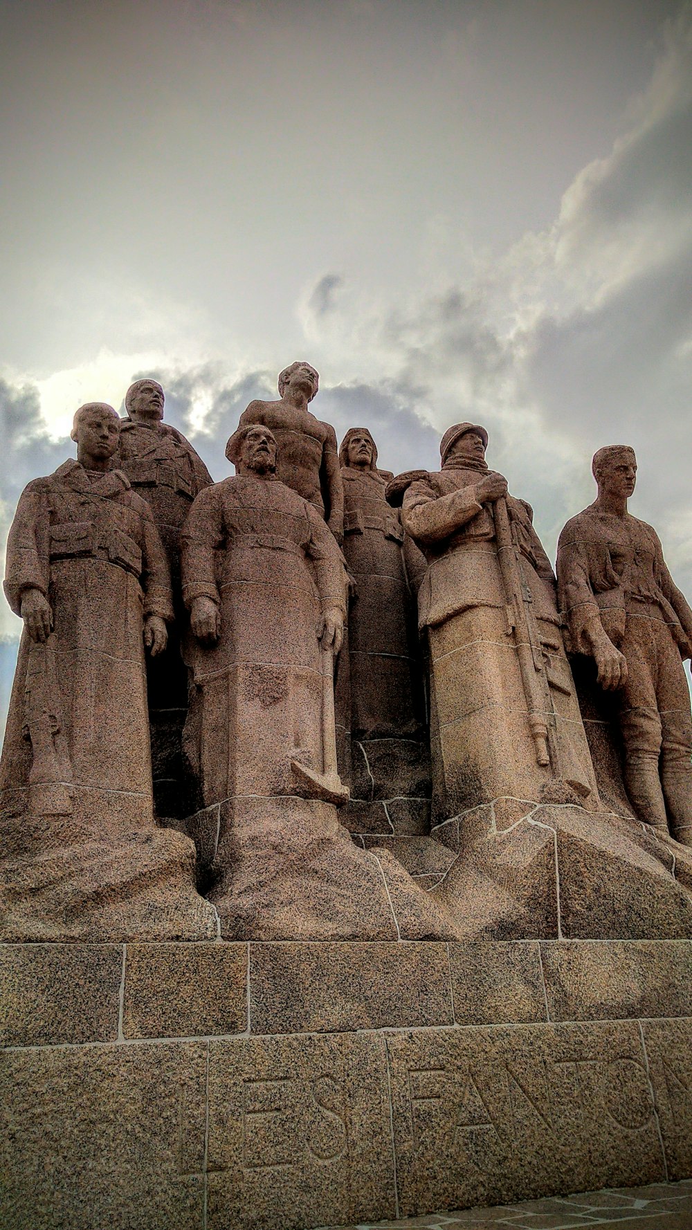 standing humans statue during day