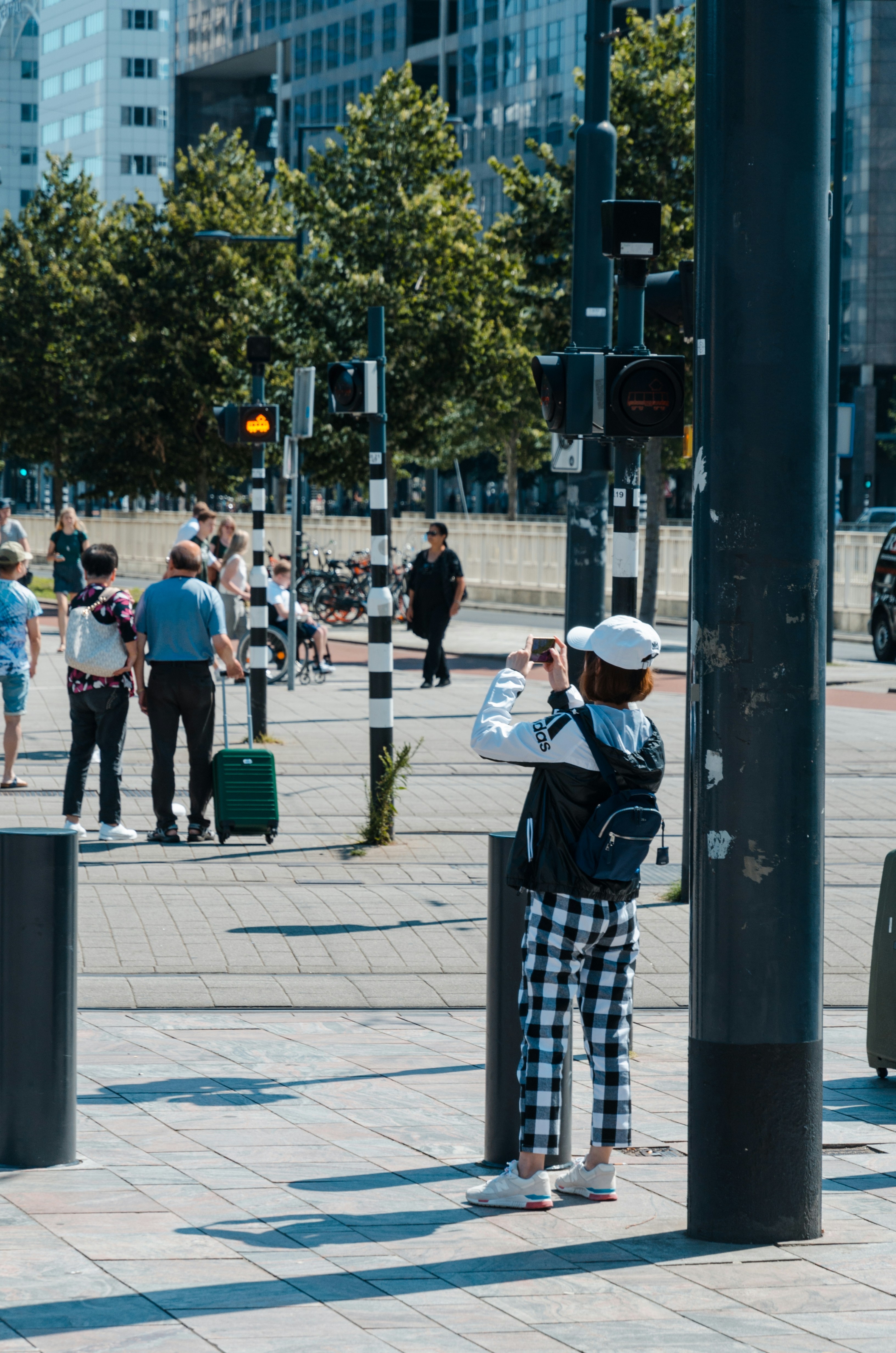 Menschen, die in der Nähe des Parks stehen und Hochhäuser betrachten