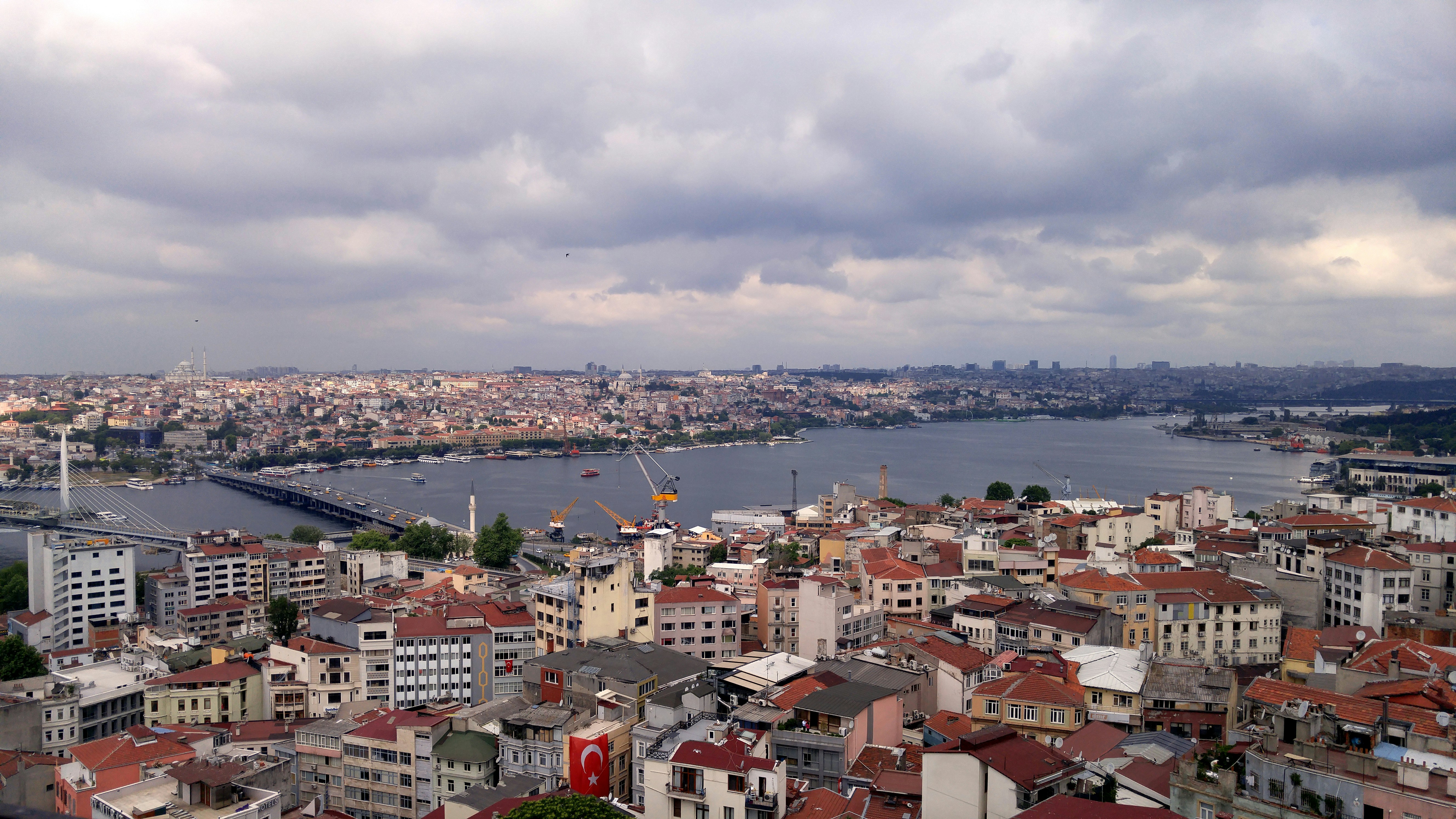 Istanbul ou Istamboula [istɑ̃bul]b , appelé officiellement ainsi à partir de 1930 et historiquement Constantinople, est la plus grande ville et métropole de Turquie et la préfecture de la province homonyme, dont elle représente environ 50 % de la superficie mais plus de 97 % de la population. Quatre zones historiques de la ville sont inscrites sur la liste du patrimoine mondial de l'Unesco depuis 1985. Istanbul est le principal centre économique de la Turquie mais aussi la capitale culturelle du pays.