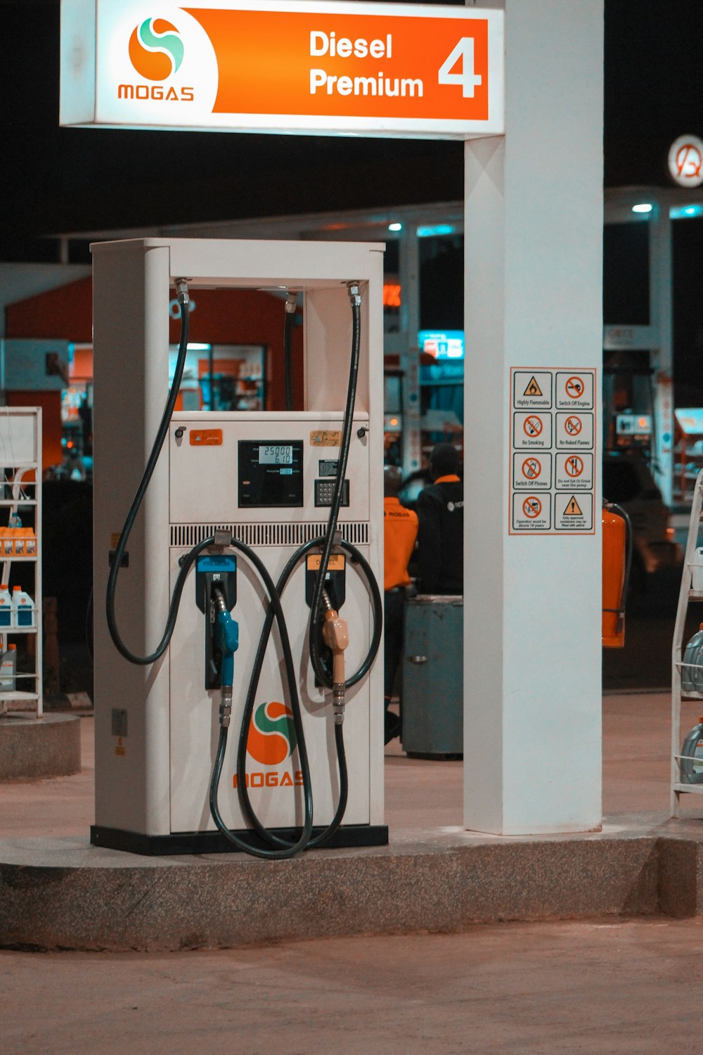 una bomba de gas en una gasolinera por la noche