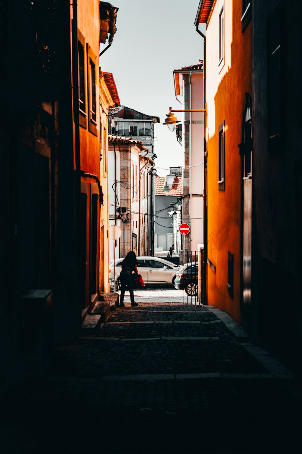 Silhouette der Fotografie einer Person, die tagsüber in der Nähe der Gasse steht