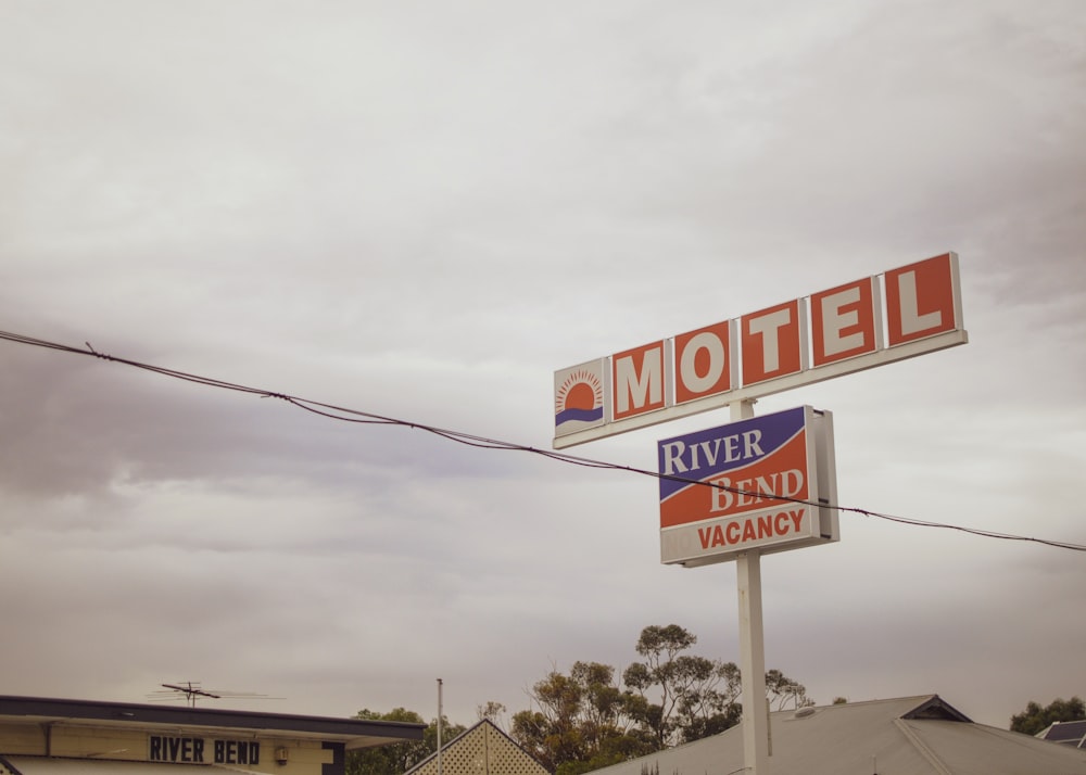 Motel River Bend Vacancy signage