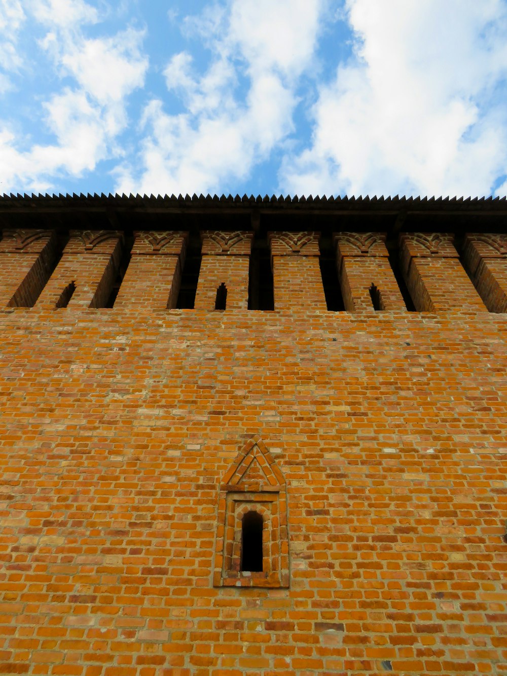 edifício de tijolos marrons