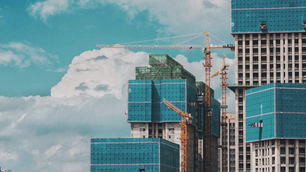 un grupo de edificios altos bajo un cielo azul nublado