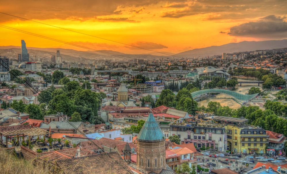 Stadt mit Hochhäusern unter orangefarbenem Himmel