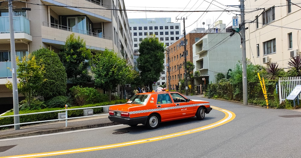 Rotes Taxi auf der Straße