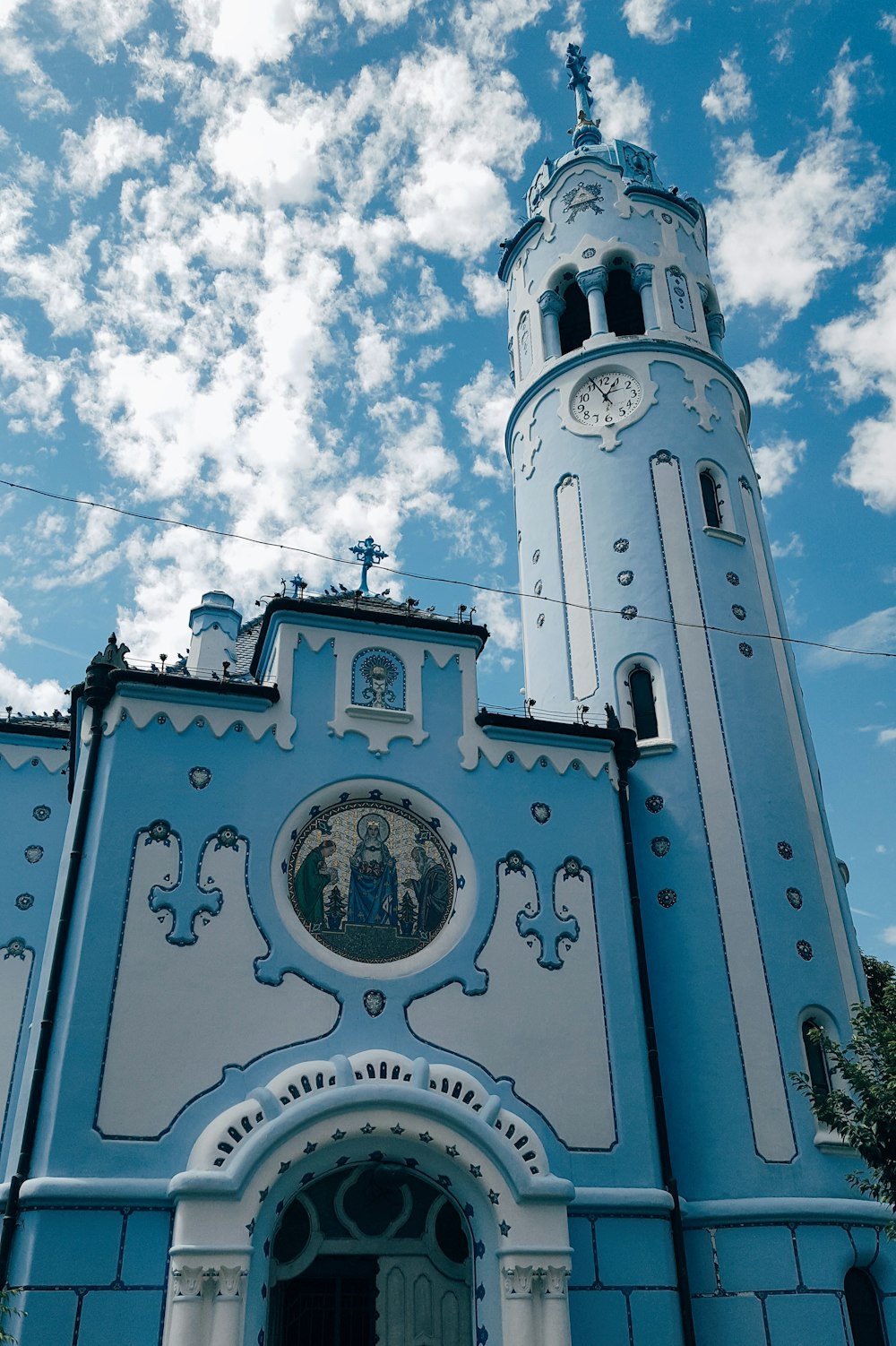 Edifício azul, branco e preto