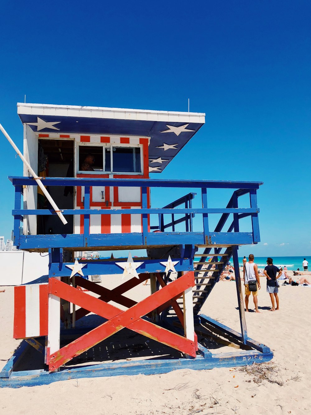 bianca, blu e rossa bandiera americana stampata casa di salvataggio in legno sulla spiaggia