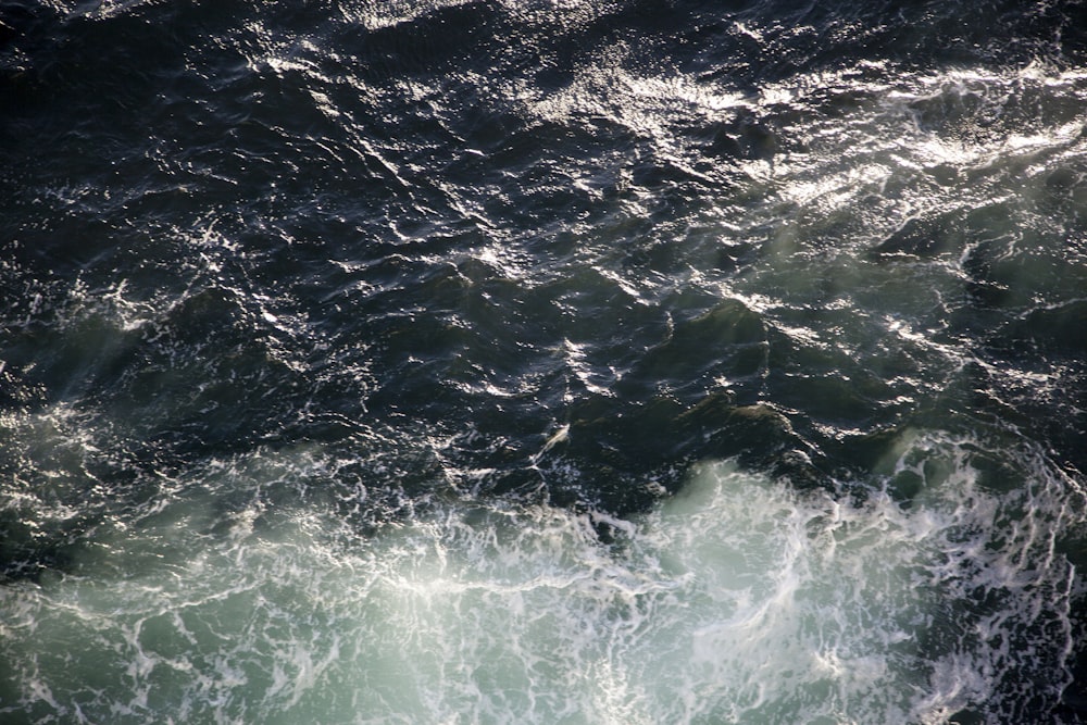 photo grand angle de l’eau de mer